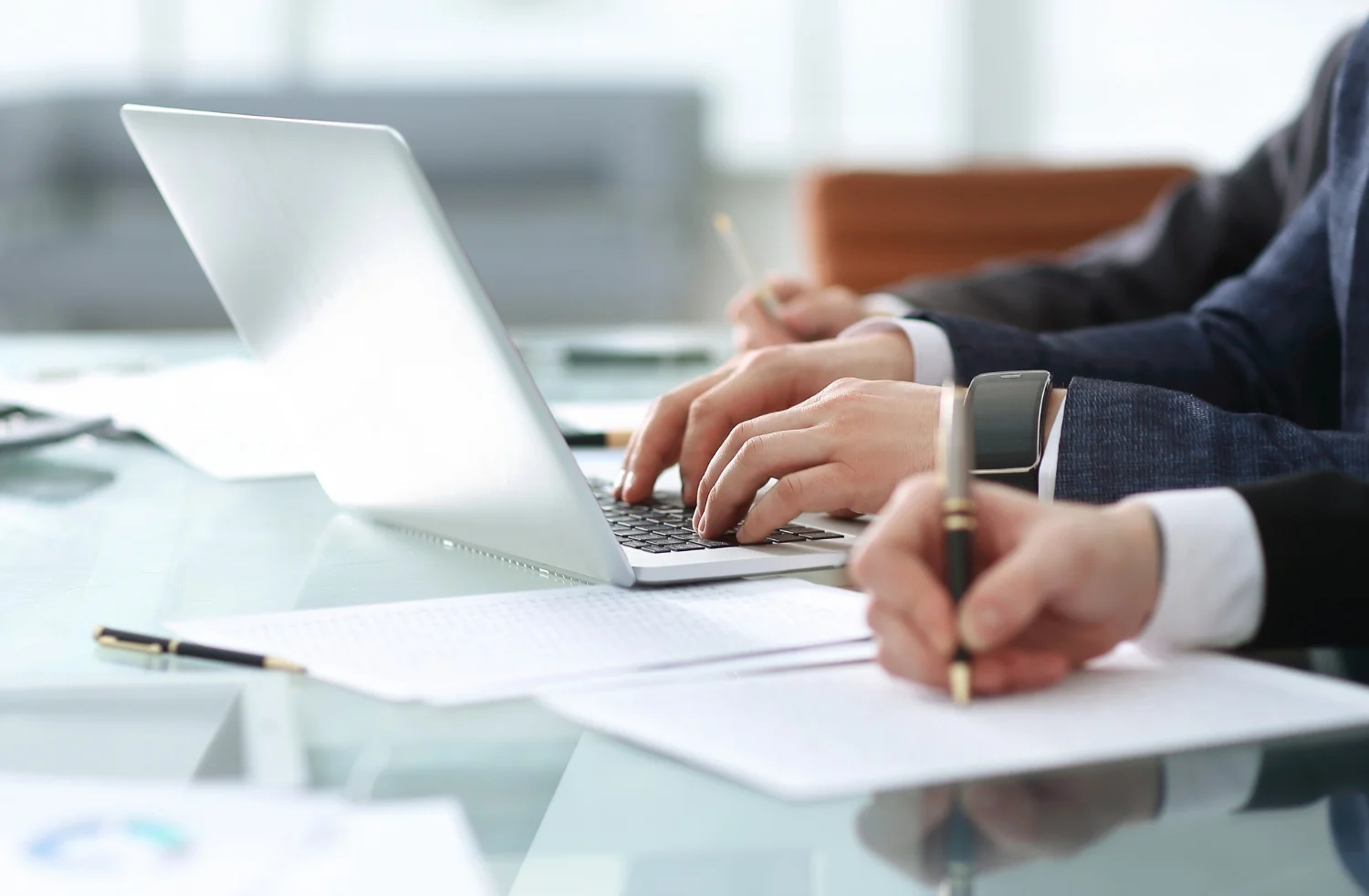 Personas escribiendo